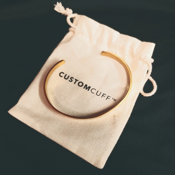 Gold Engraveable Cuff Bracelett - Picture 2 of 3